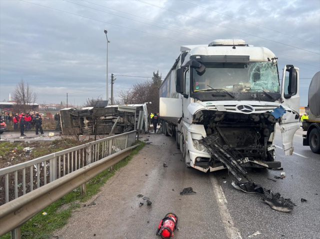 Balıkesir'de öğrenci servisi tırla çarpıştı! Ölü ve yaralılar var