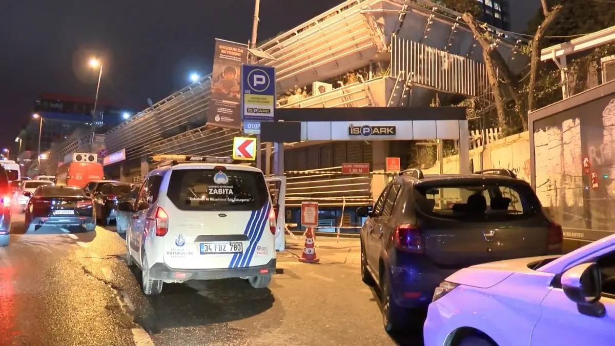 Beyoğlu\'ndaki Tepebaşı Otoparkı Çatlaklar Nedeniyle Kapatıldı