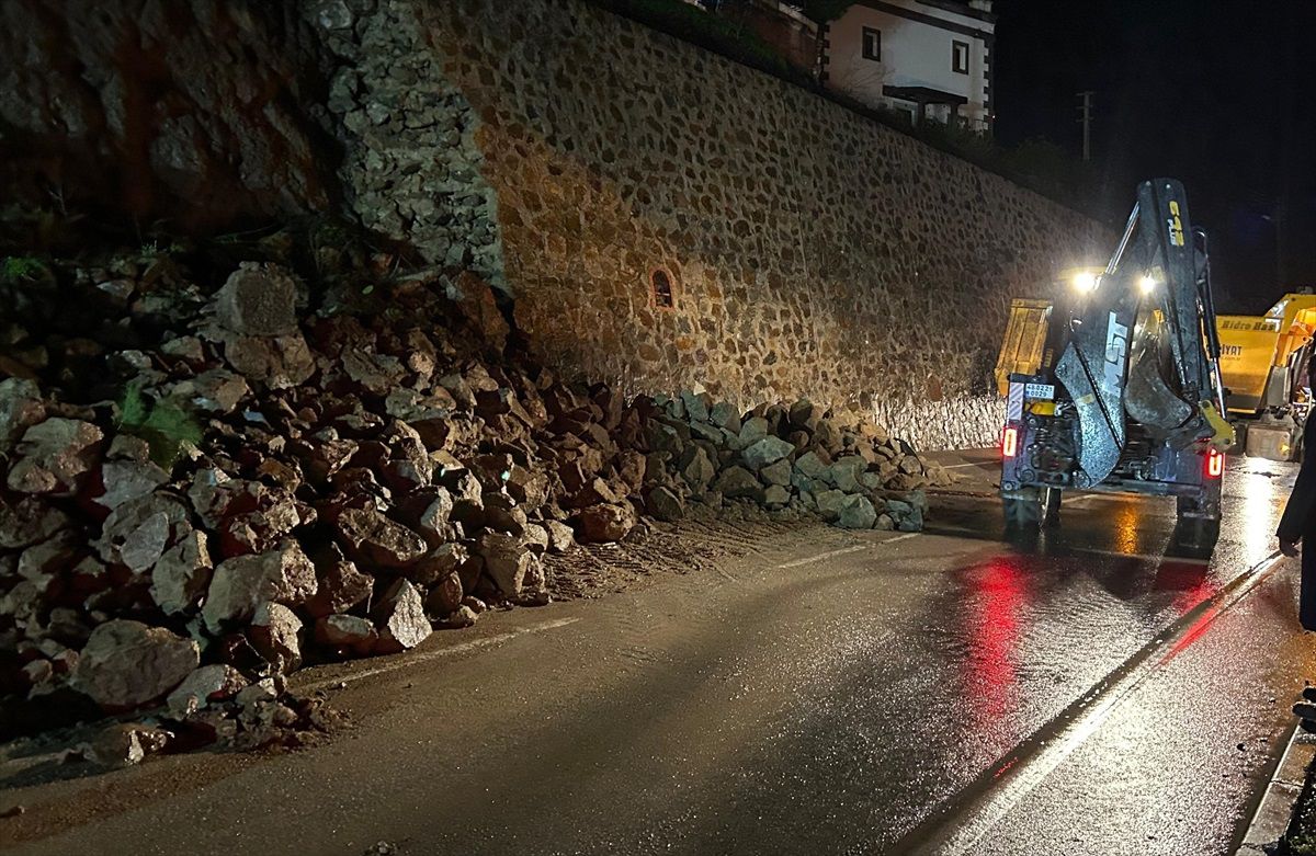 Bodrum\'da Sağanak İstinat Duvarını Çöktürdü