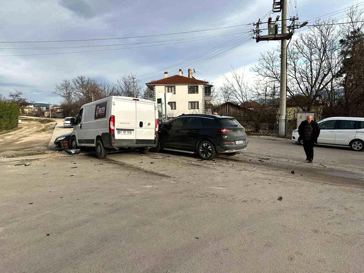 Bolu\'da Minibüs ve Cip Çarpıştı: 3 Yaralı