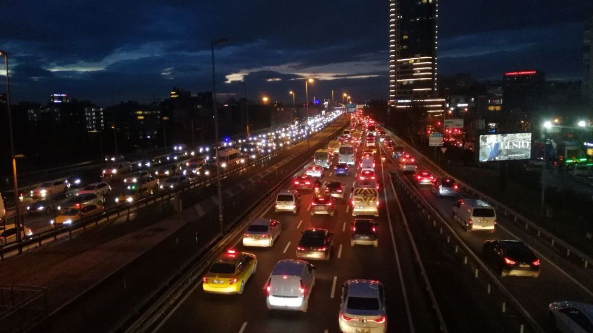 İstanbul\'da trafik yoğunluğu akşam saatlerinde yüzde 80\'e çıktı