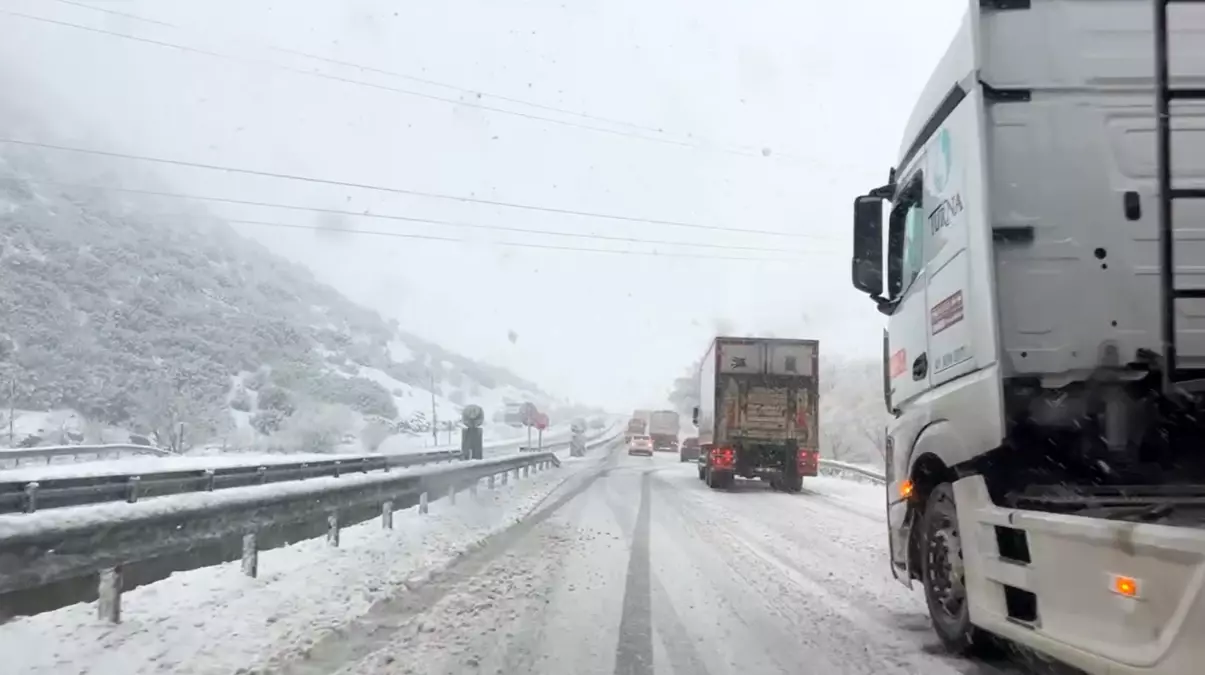 Burdur\'da Kar Yağışı Ulaşımı Olumsuz Etkiliyor