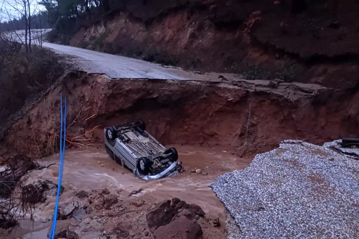 İzmir\'de Asfalt Yol Çöktü