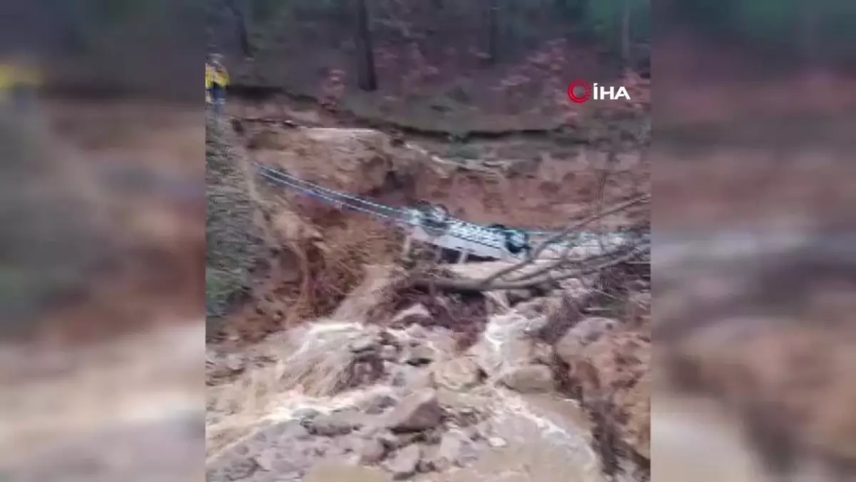 İzmir\'de Yol Çöktü, Otomobil Çukura Düştü