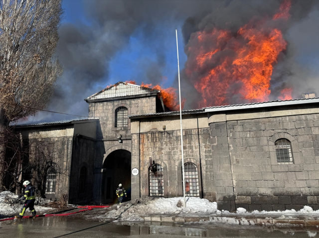 Erzurum'da 160 yıllık Taş Ambarlar'da yangın çıktı