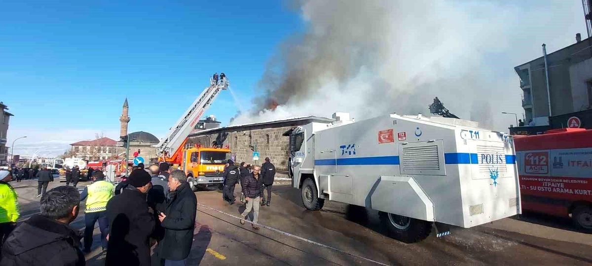 Erzurum\'da 160 Yıllık Taş Ambarlar\'da Yangın: Kontrol Altına Alındı