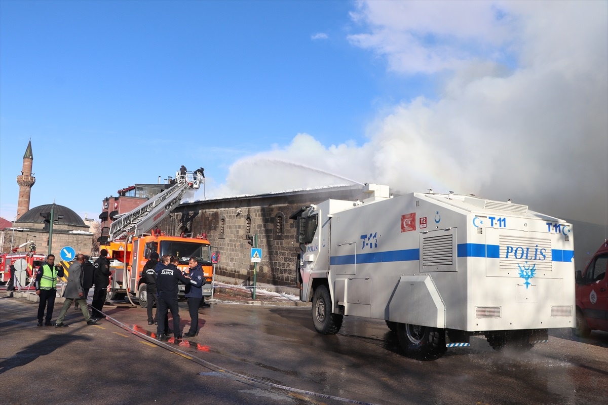 Erzurum\'da Tarihi Ambarların Çatısında Yangın