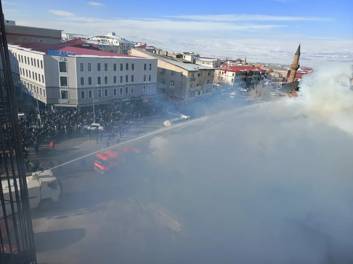 Erzurum\'da Yangına 8 İtfaiye Aracı ve 1 TOMA ile Müdahale