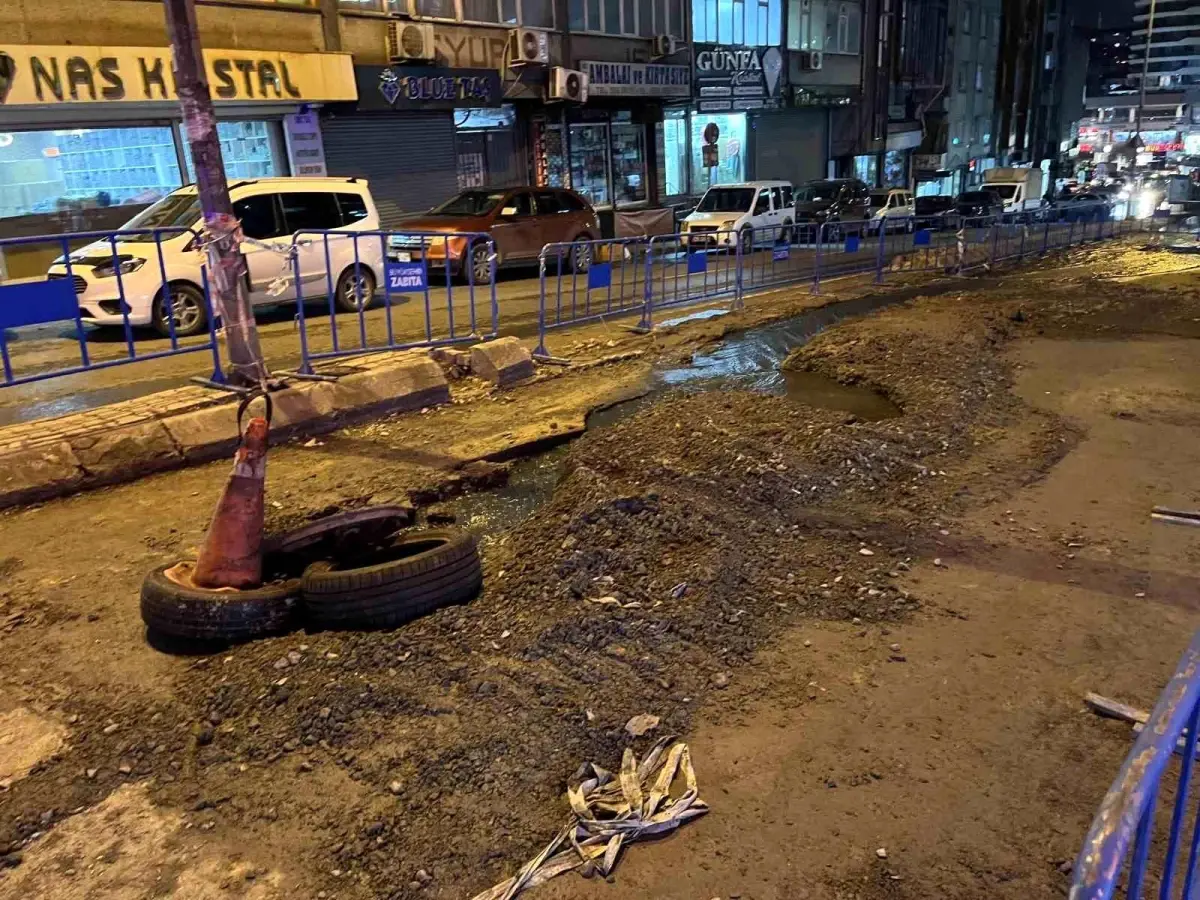 İstanbul Güngören\'de Yol Çökmeleri Devam Ediyor