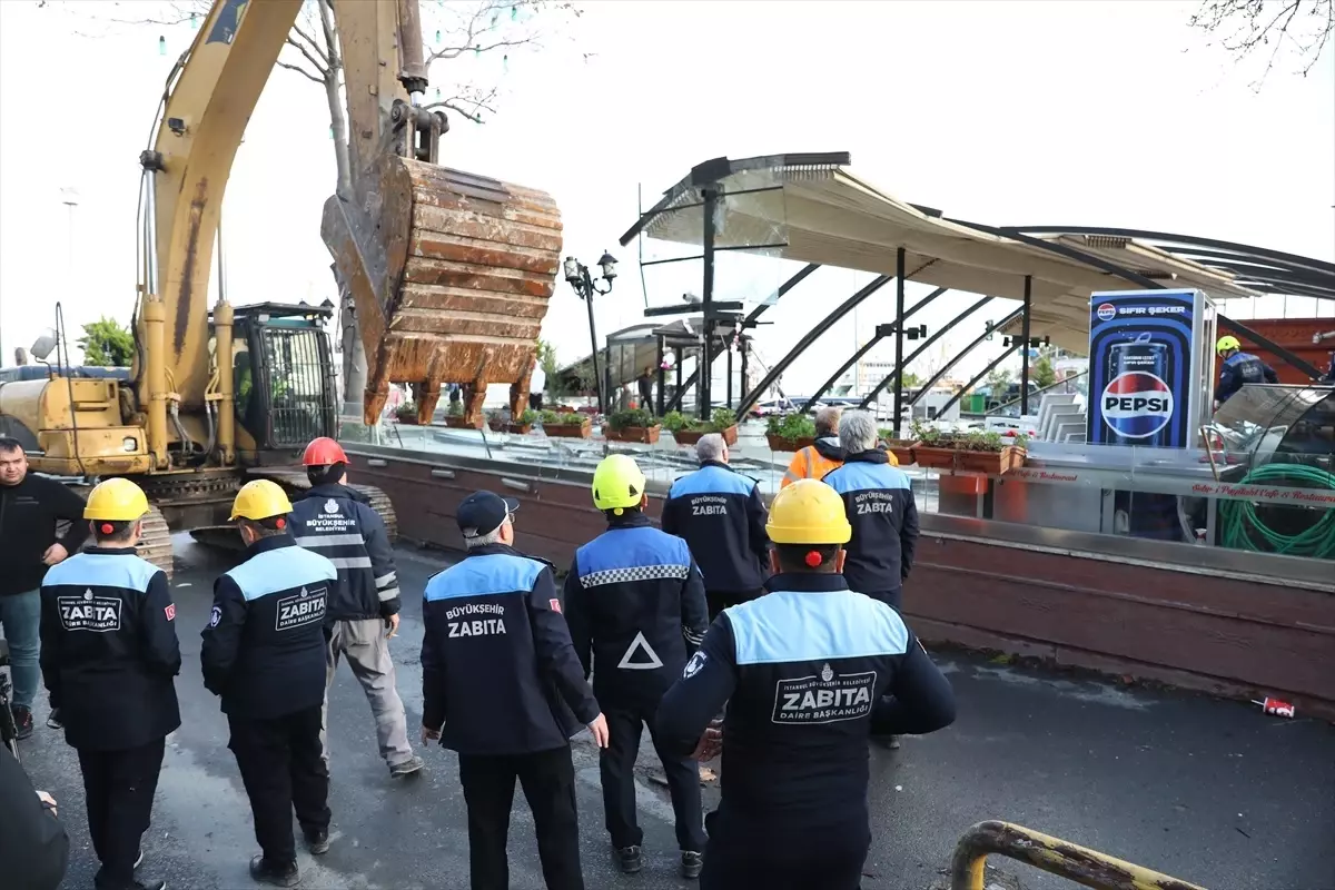 Tarihi Eser Niteliğindeki Kaçak Kafeterya Yıkıldı