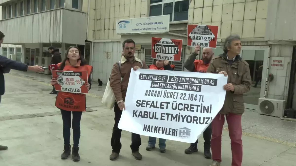 İzmir\'de Halkevleri Üyelerinden Asgari Ücret Protestosu