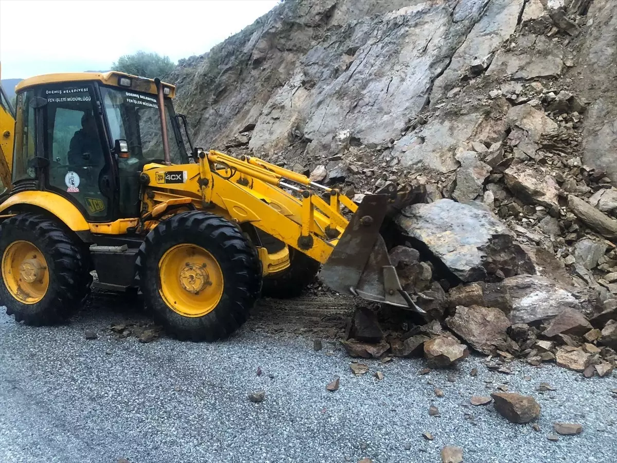 Ödemiş\'te Heyelan Ulaşımı Aksattı