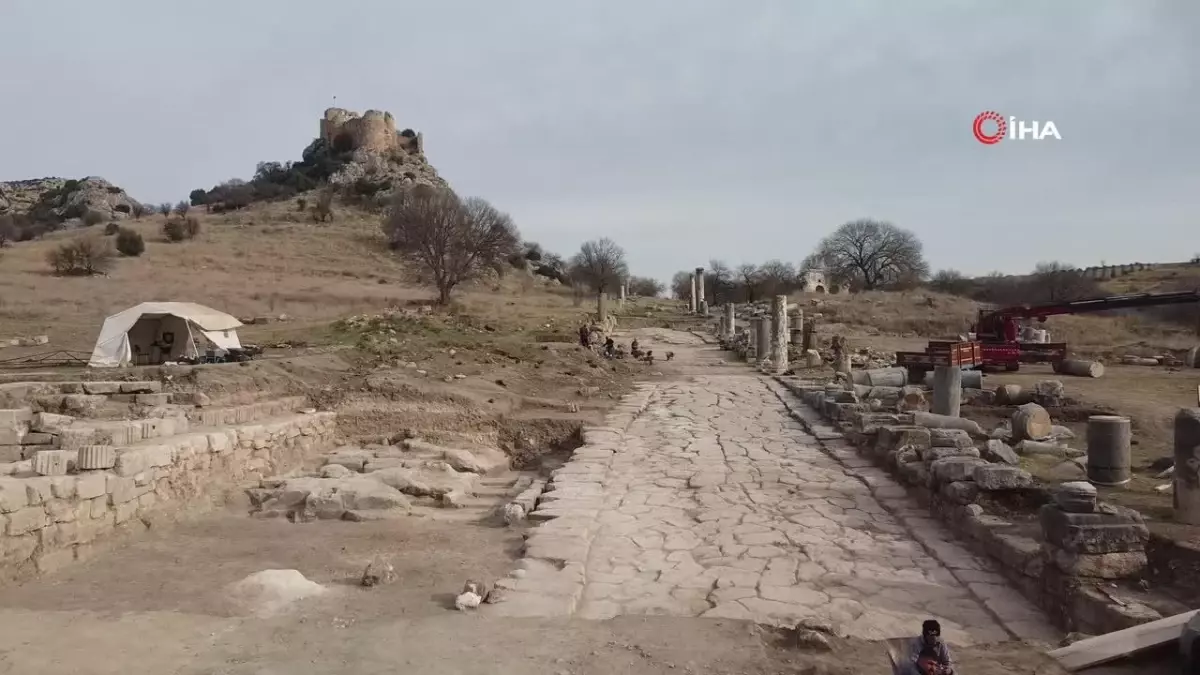 Kastabala Antik Kenti\'nde Sütunlar Yeniden Ayağa Kalkıyor