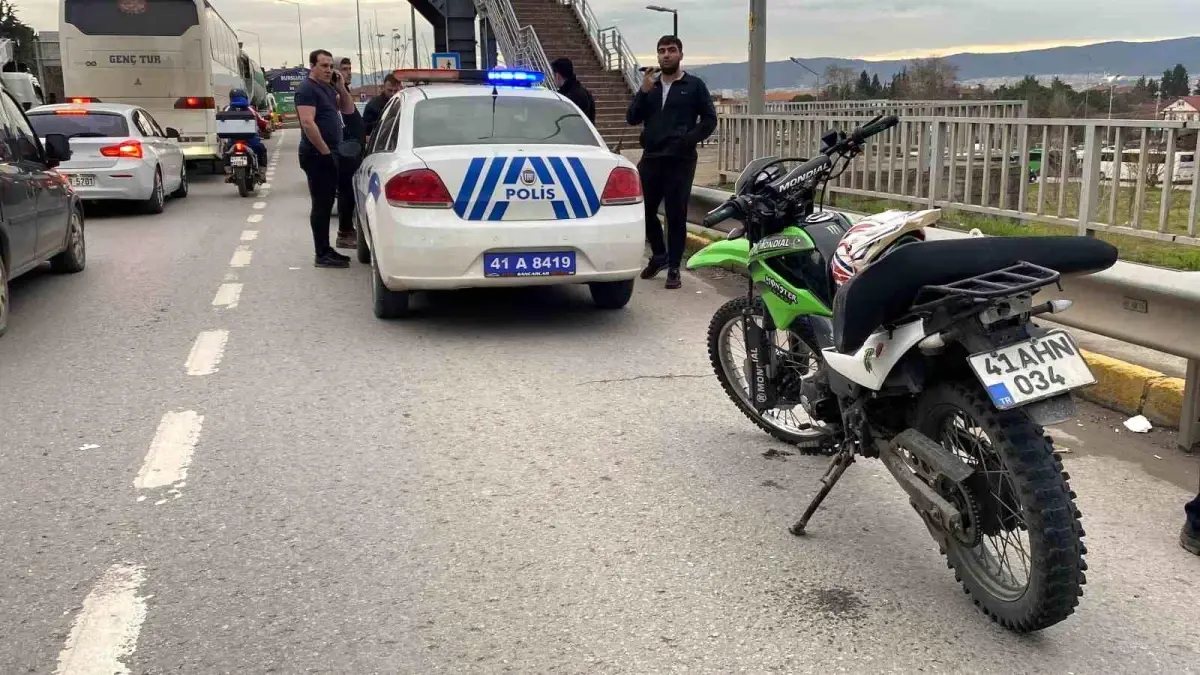 Gölcük\'te Trafik Kazası: 2 Motosiklet Sürücüsü Yaralandı