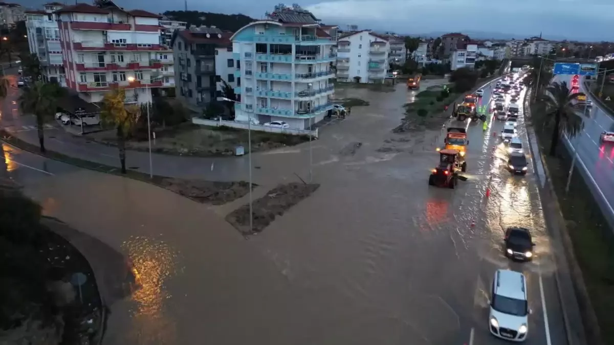 Manavgat\'ta Şiddetli Yağmur Hayatı Olumsuz Etkiledi