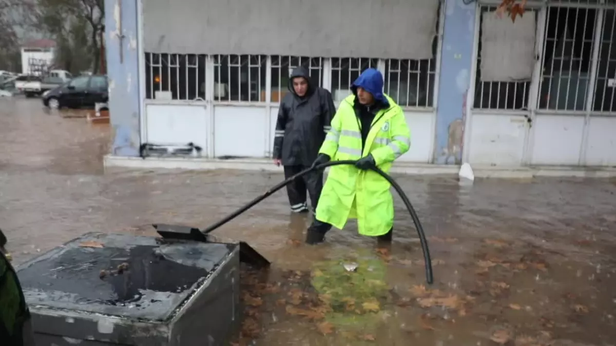 Muğla\'da Şiddetli Yağış Sonrası Su Baskınlarına Müdahale