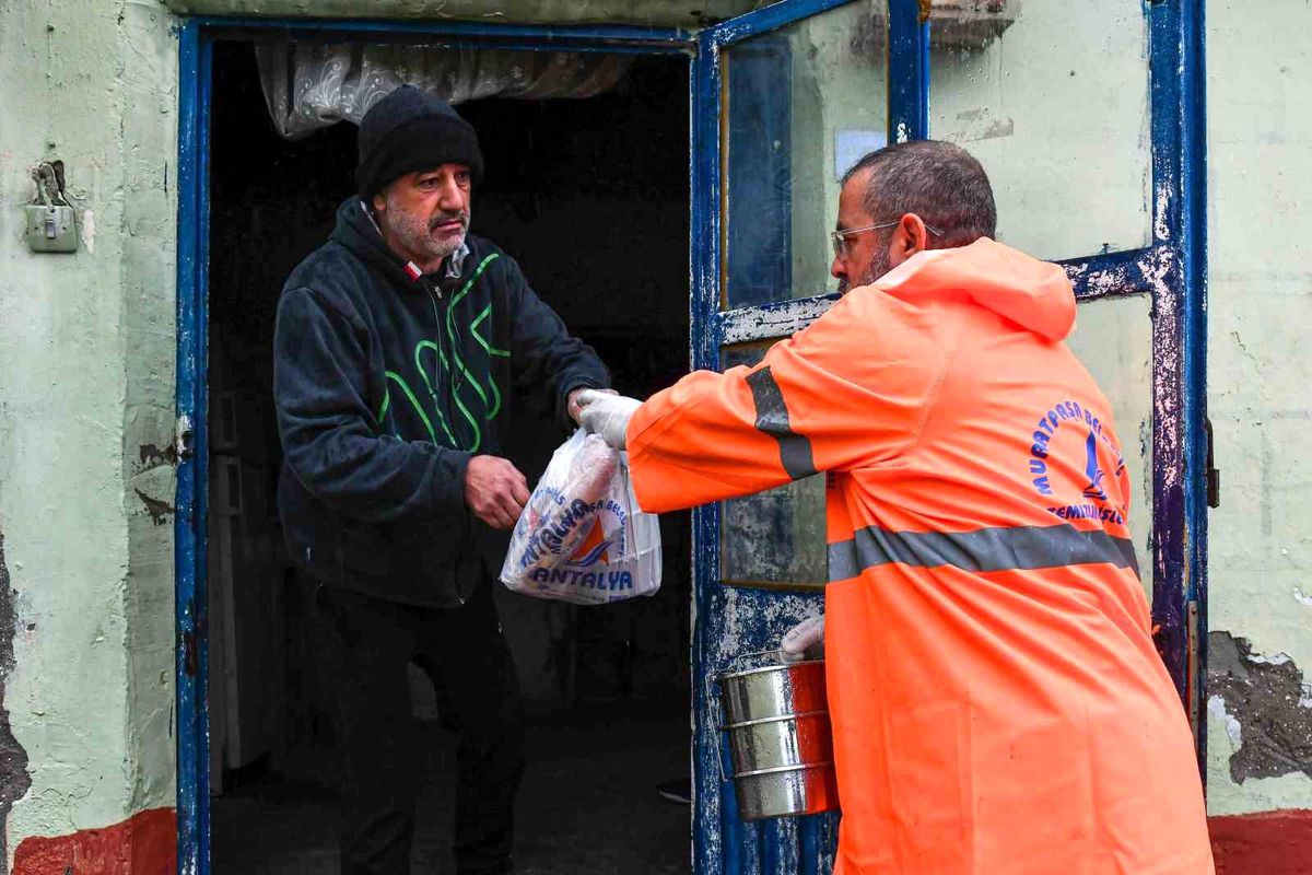 Antalya\'da Aşevi Ekipleri Yoğun Yağışlara Rağmen Hizmete Devam Ediyor