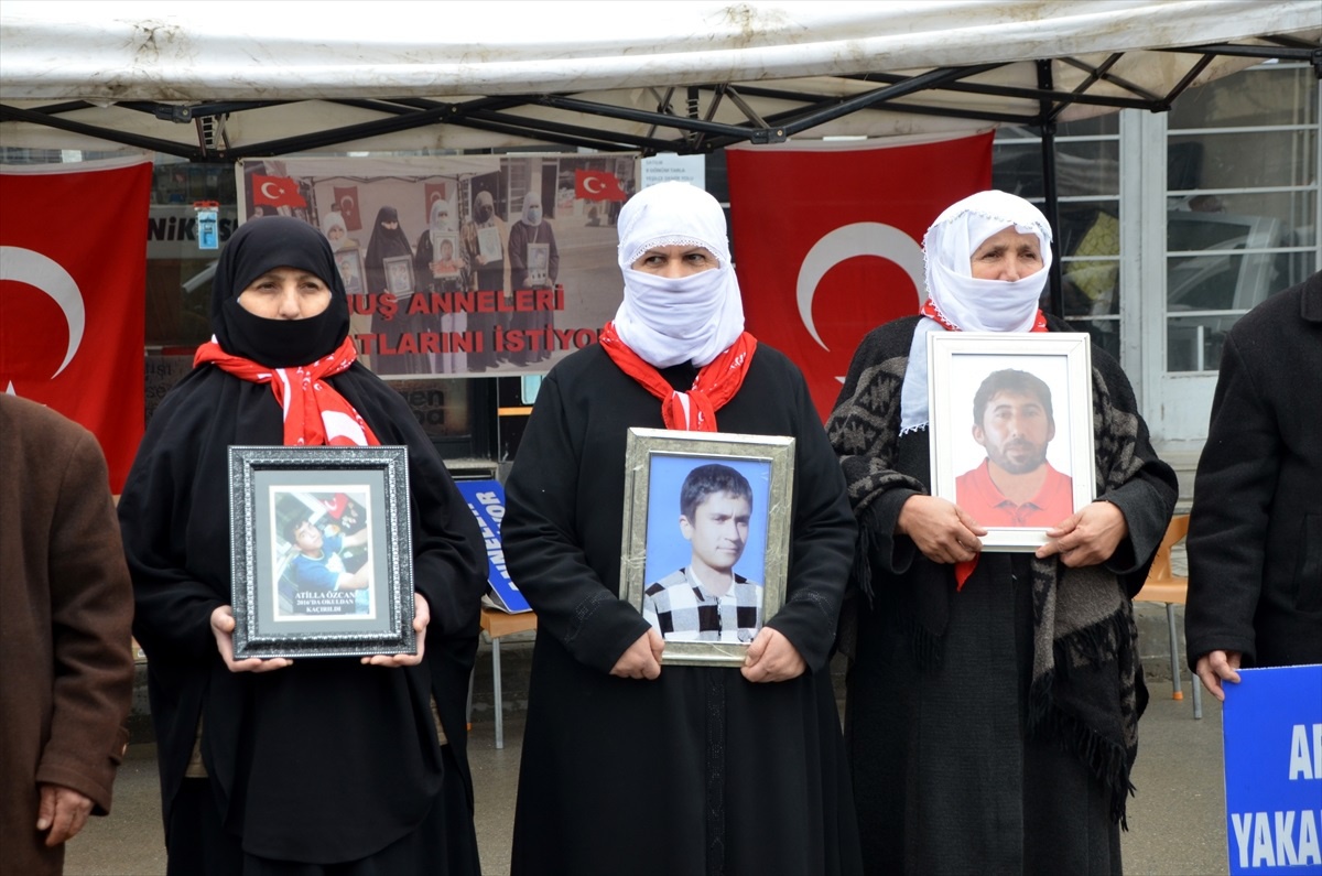 Muş\'ta Evlat Nöbeti Devam Ediyor