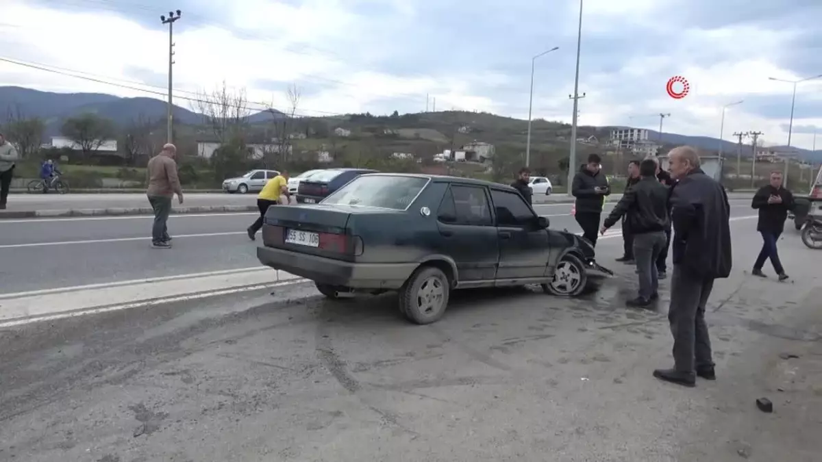 Aydınlatma Direğine Çarpan Otomobil: 2 Yaralı