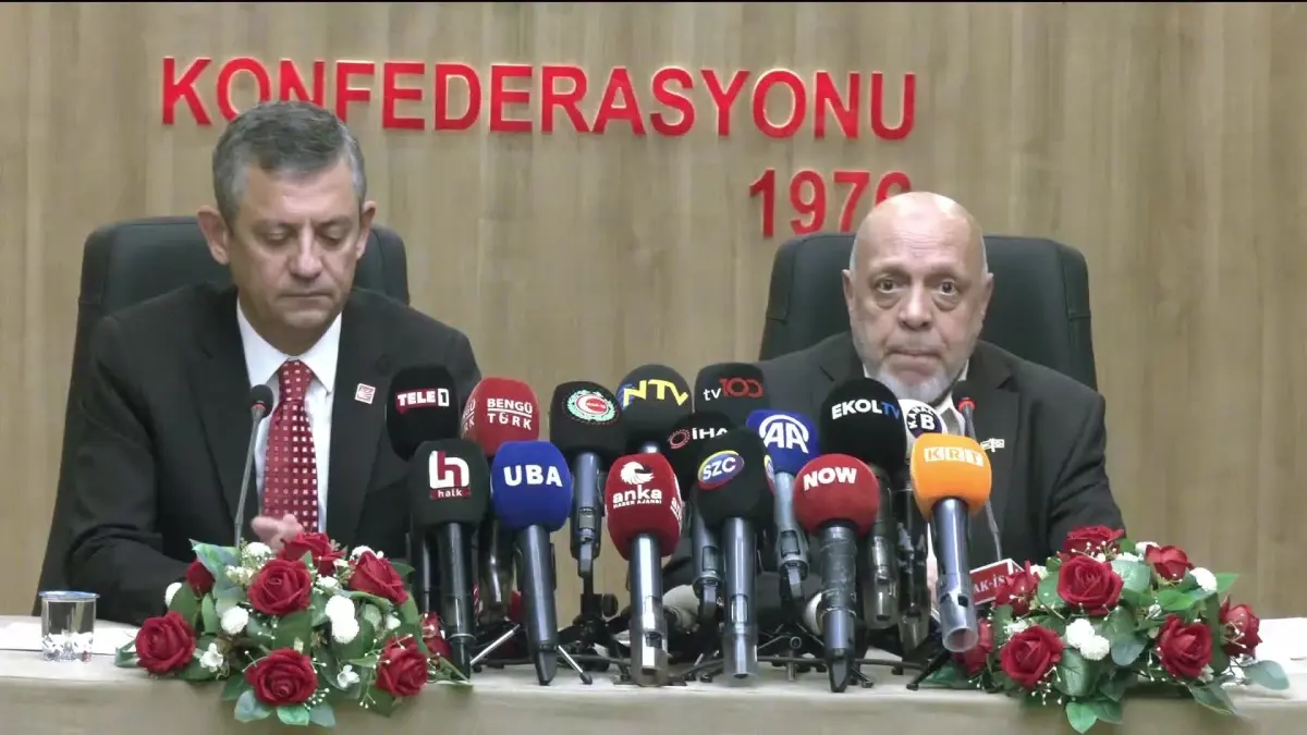 Özgür Özel, Hak-İş\'i Ziyaret Etti… "Bu Yılı 2024\'ünde Fevkinde Bir Mücadele ve Seçim Yılı Olarak Değerlendiriyoruz"
