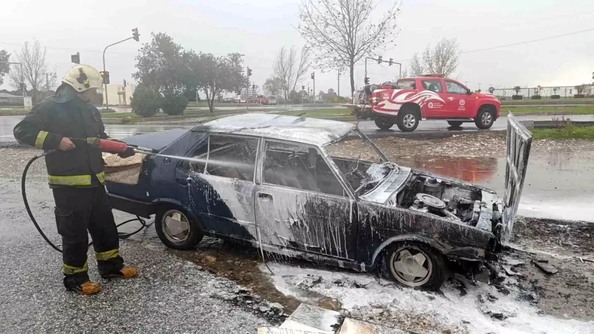 Manavgat\'ta Park Halindeki Tofaş Şahin Otomobil Yandı