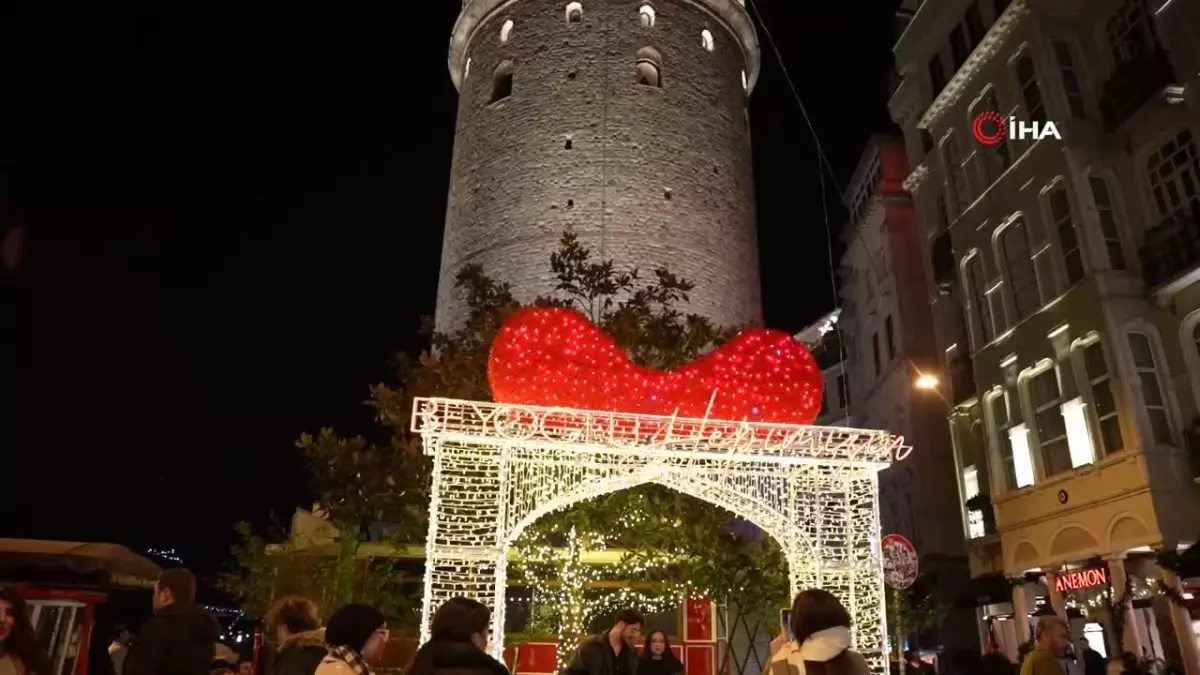 Yeni Yıla Özel Süslemelerle Beyoğlu Kartpostallık Görünümde