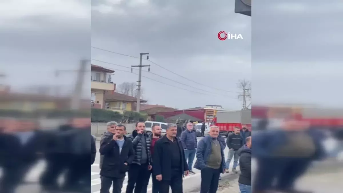 Adapazarı\'nda 10 Yaşındaki Çocuk Kaza Kurbanı Oldu, Mahalle Halkı Yolu Kapattı