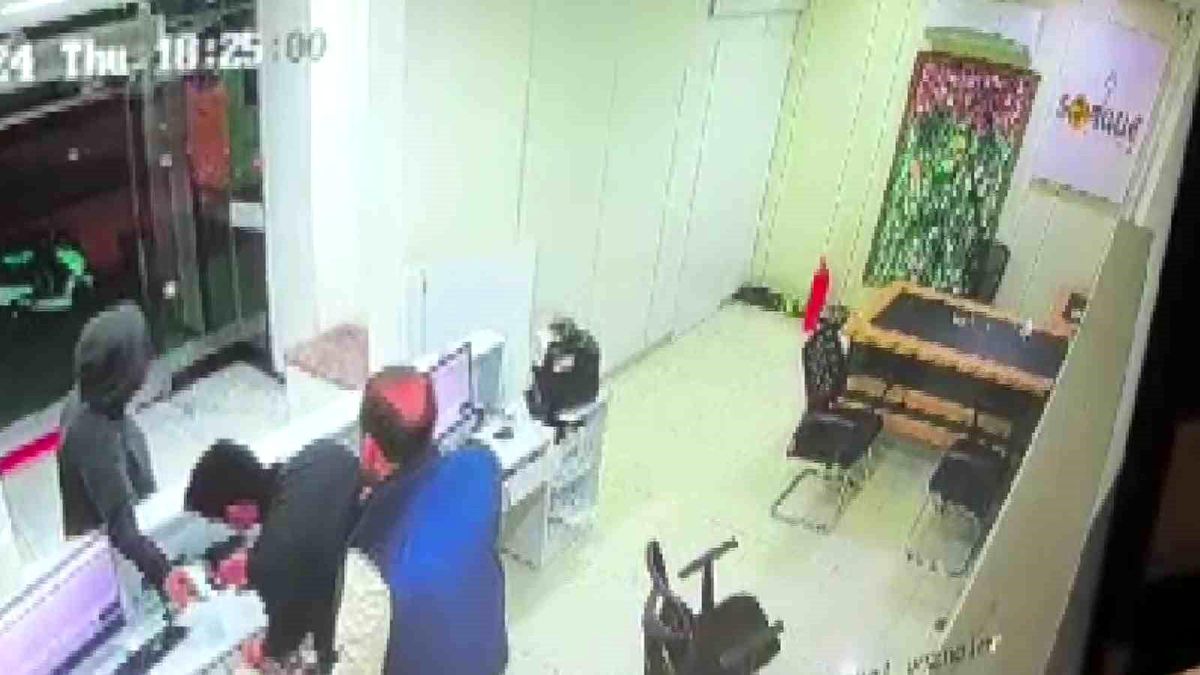 Adana\'da döviz bürosunda silahlı soygun ve rehin alma anı kamerada