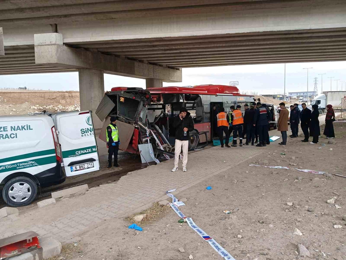 Ankara\'da Tır ve Otobüs Çarpışması: 1 Ölü, 1 Yaralı