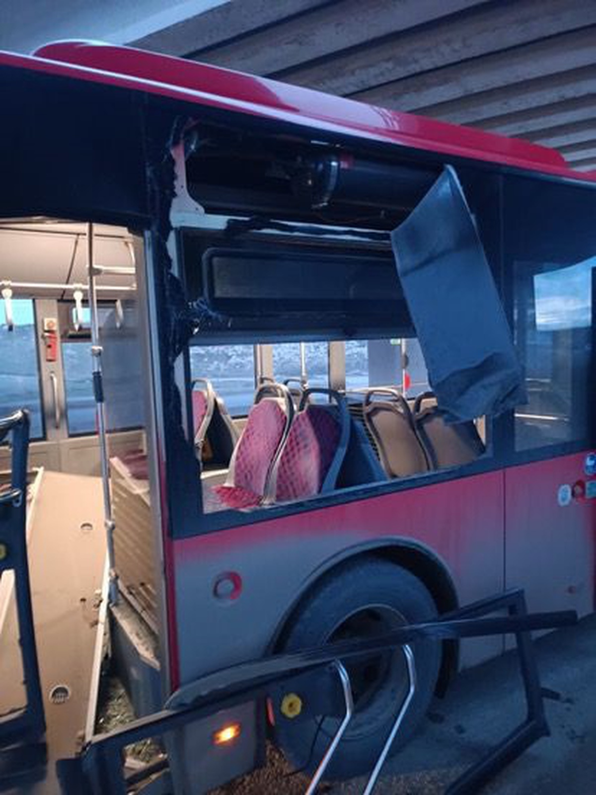 Sincan\'da Belediyeye Otobüs TIR ile Çarpıştı: 1 Ölü, 1 Yaralı