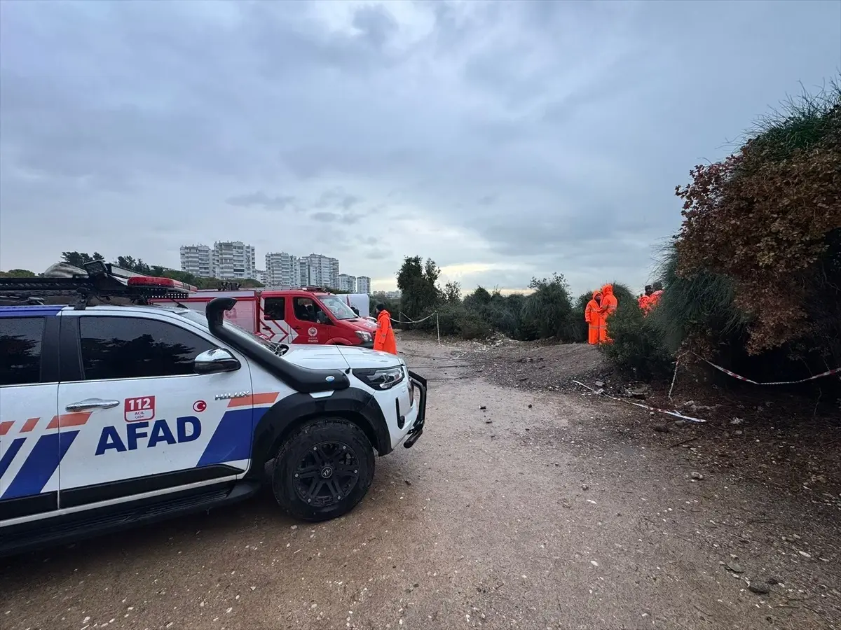 Antalya\'da Falezlerden Düşen Araç İçin Arama Çalışmaları Sürüyor