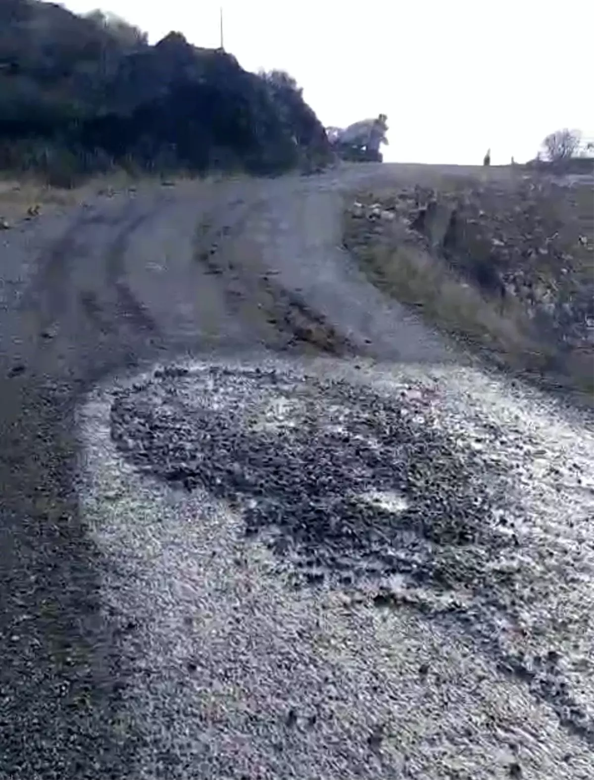 Beton Mikseri Yolda Çimento Döküyor