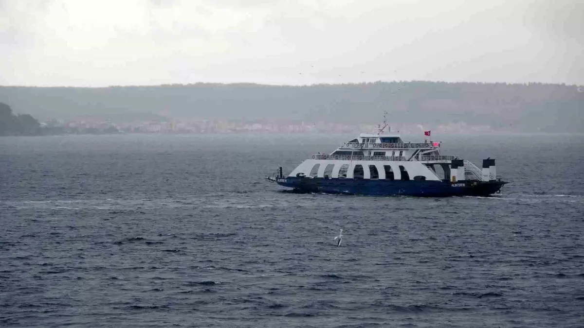 Çanakkale\'de Fırtına Feribot Seferlerini İptal Etti