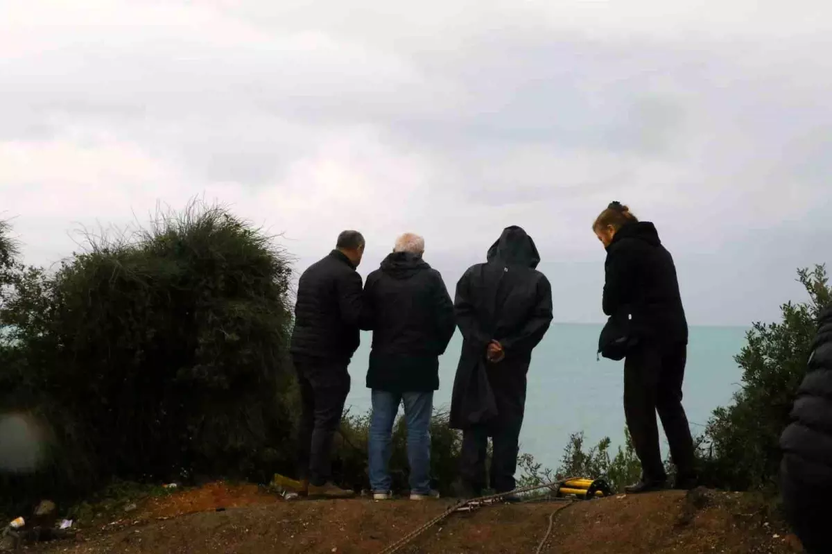 Antalya\'da Falezlere Düşen Araç İçin Arama Çalışmaları Sürüyor