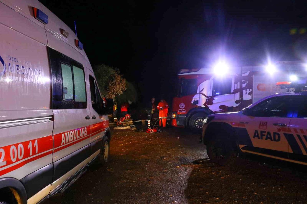 Antalya\'da Falezlerden Deniz Suyuna Düşen Araç Aranıyor
