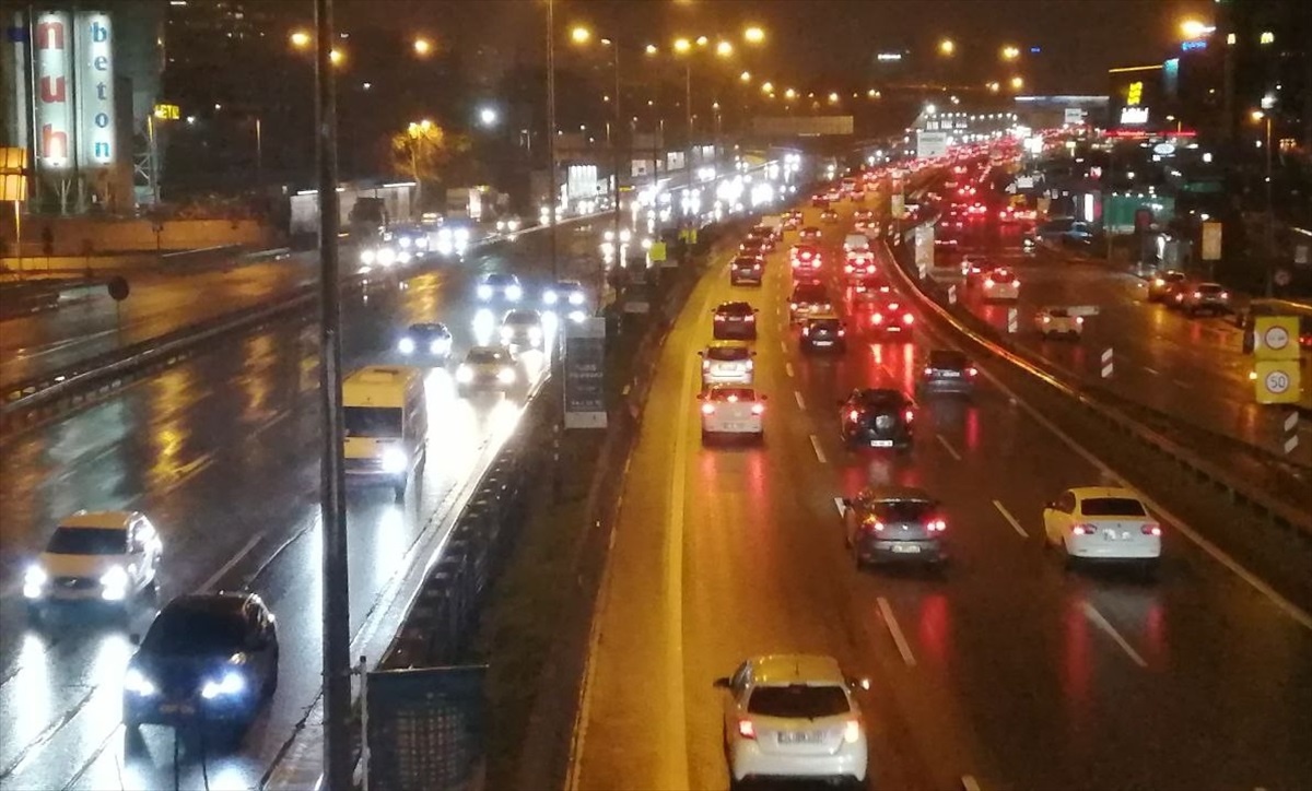 İstanbul\'da Sağanak Yağış Trafiği Vurdu