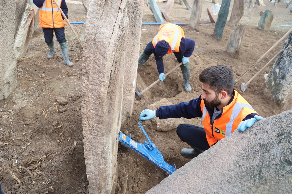 Konya\'da koruma altındaki Selçuklu mezarında mezar taşları restore ediliyor