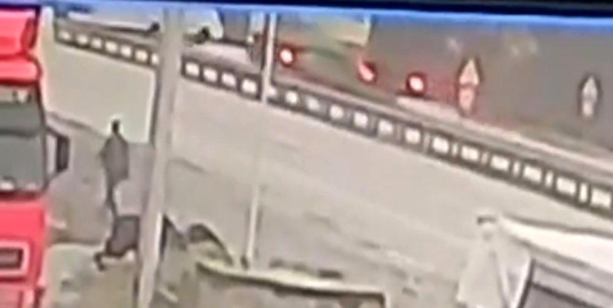 Balıkesir\'de Servis Tırıyla Çarpıştı