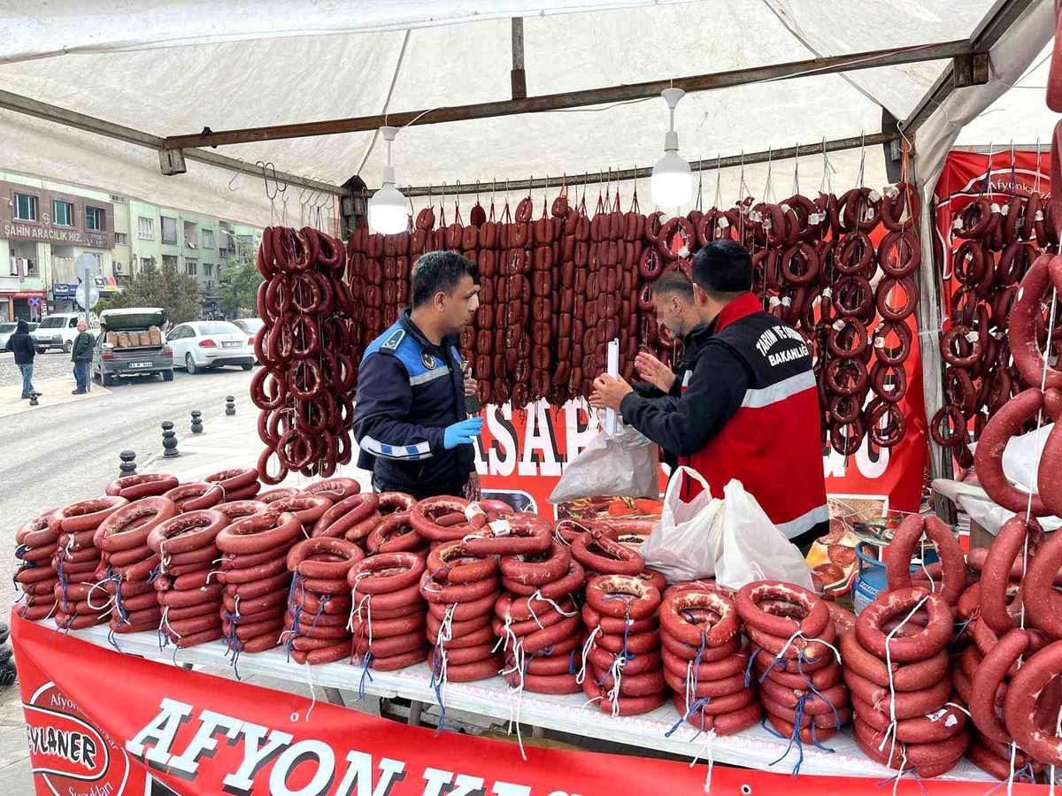 Şanlıurfa\'da Zabıta Ekipleri, Etiketsiz Sucukları Ele Geçirdi