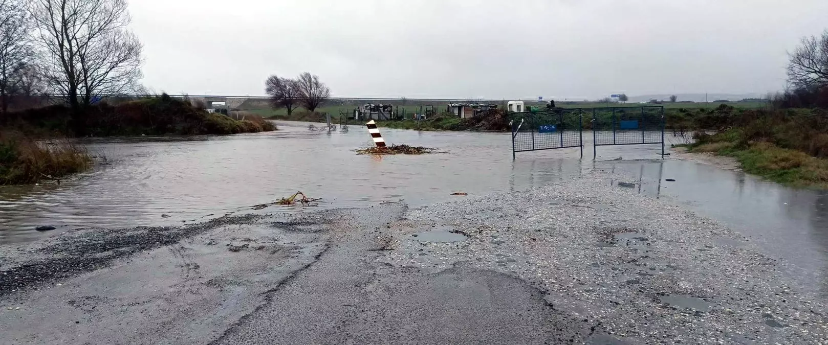 Tekirdağ\'da Sağanak Yağış Dereyi Taşırdı