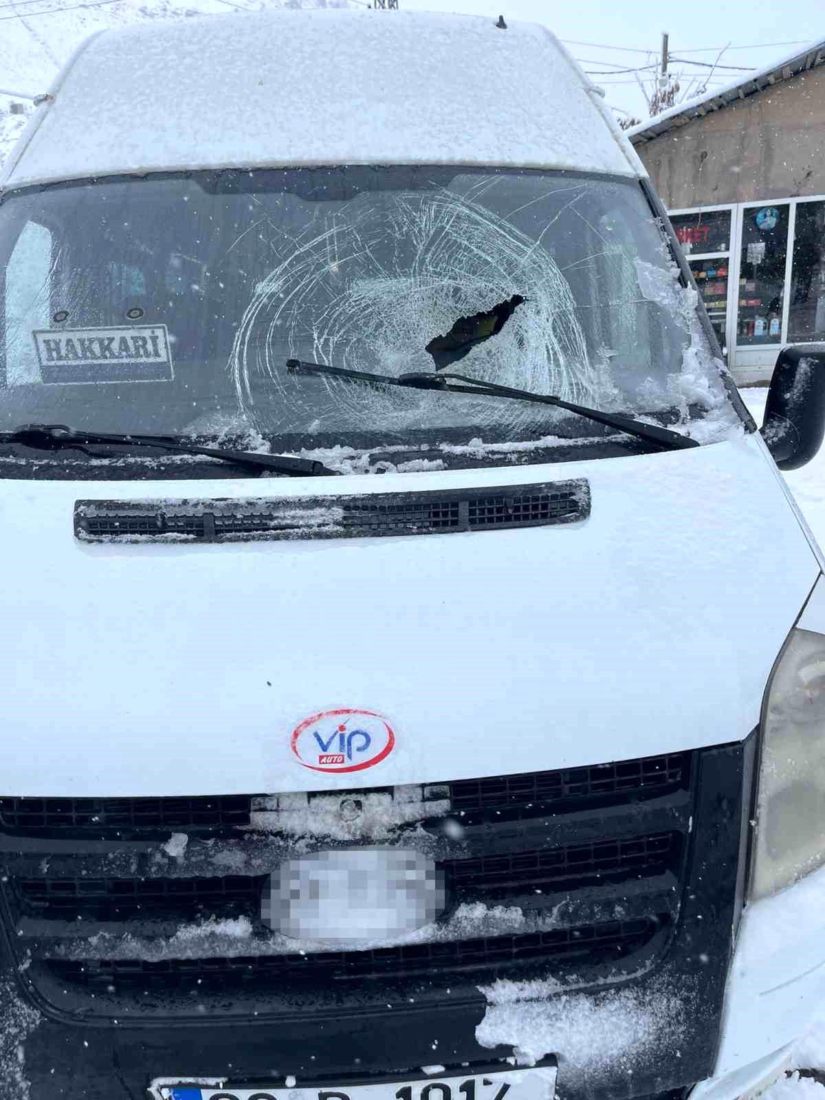 Yüksekova\'da Minibüse Kaya Düştü