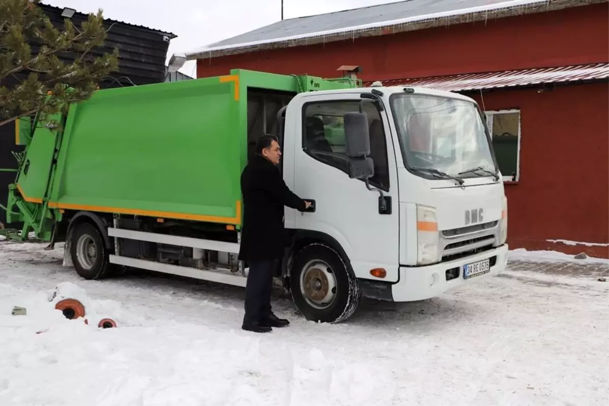 Ardahanlı İş İnsanı Serdar Ocak\'tan Belediyeye Çöp Kamyonu Bağışı