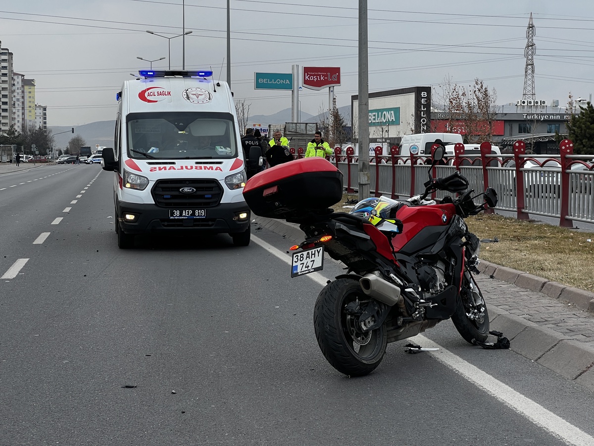 Kayseri\'de Motosiklet Kazası: İki Kişi Ağır Yaralandı