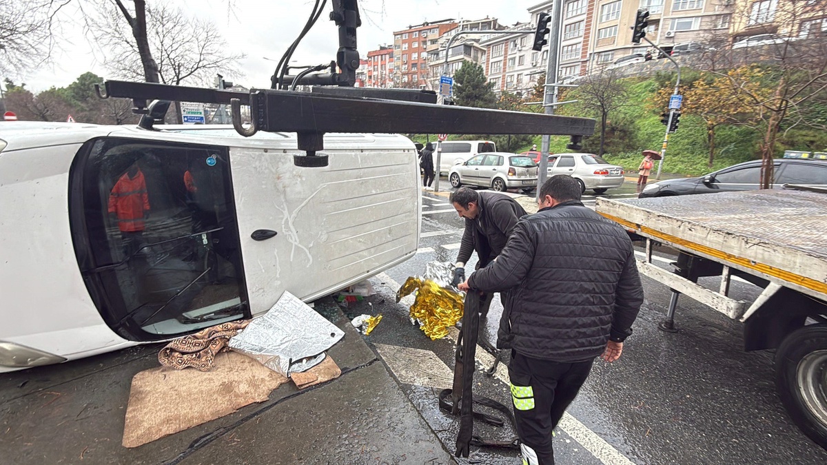 Beyoğlu\'nda Trafik Kazası: Kadın Araçta Sıkıştı