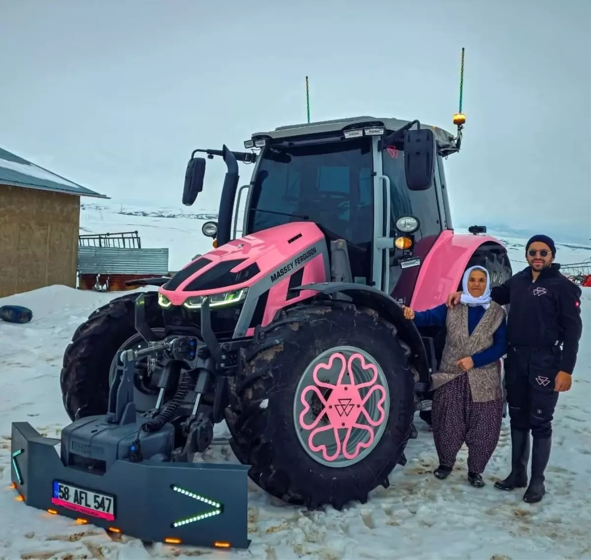 Pembe Traktörle Kadına Şiddete Dikkat