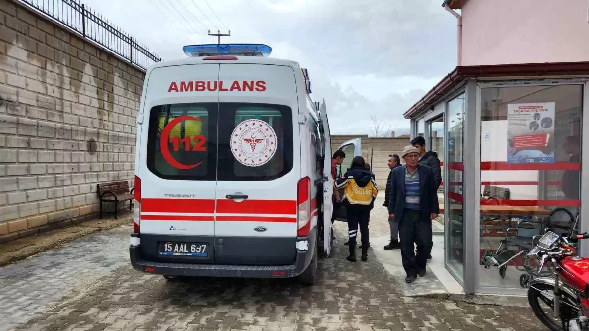 Burdur\'da 43 Öğrenci Gıda Zehirlenmesi Şüphesiyle Hastaneye Kaldırıldı