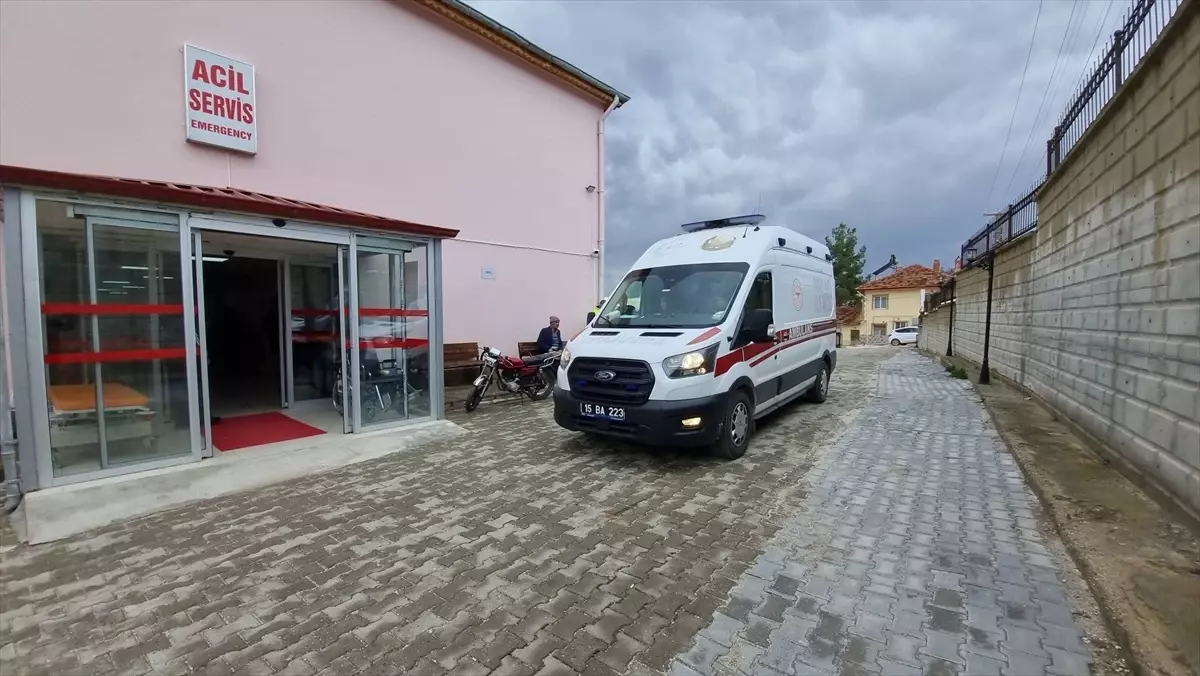 Burdur\'da 43 Öğrenci Yemek Zehirlenmesi Şüphesiyle Hastaneye Başvurdu