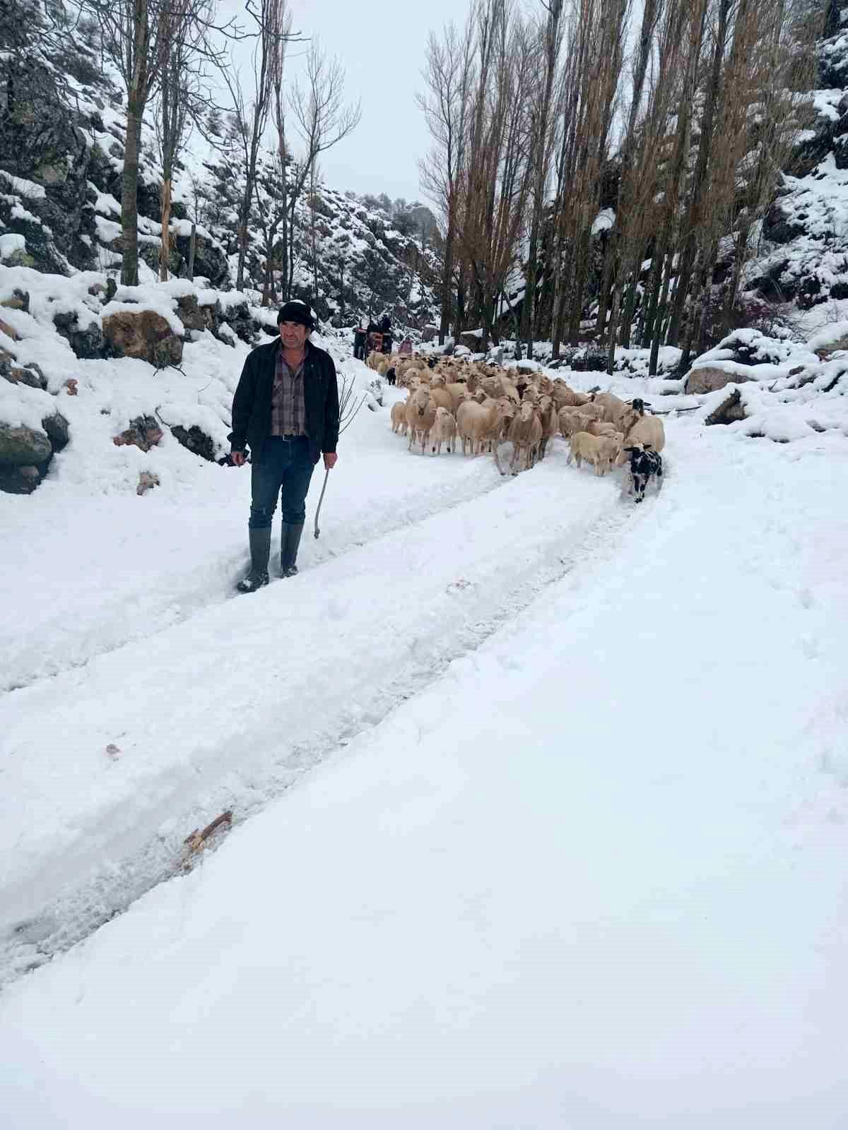 Burdur\'da Çoban ve Sürüsü Kurtarıldı