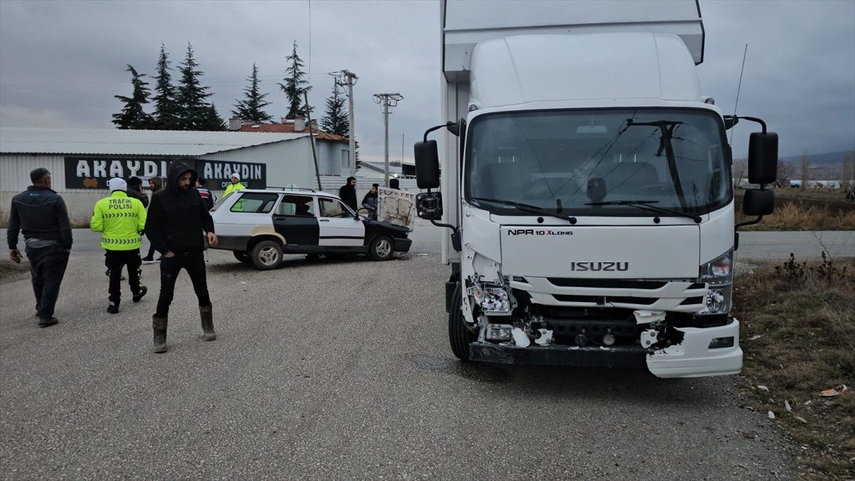 Çorum\'da Trafik Kazası: Karı Koca Yaralandı
