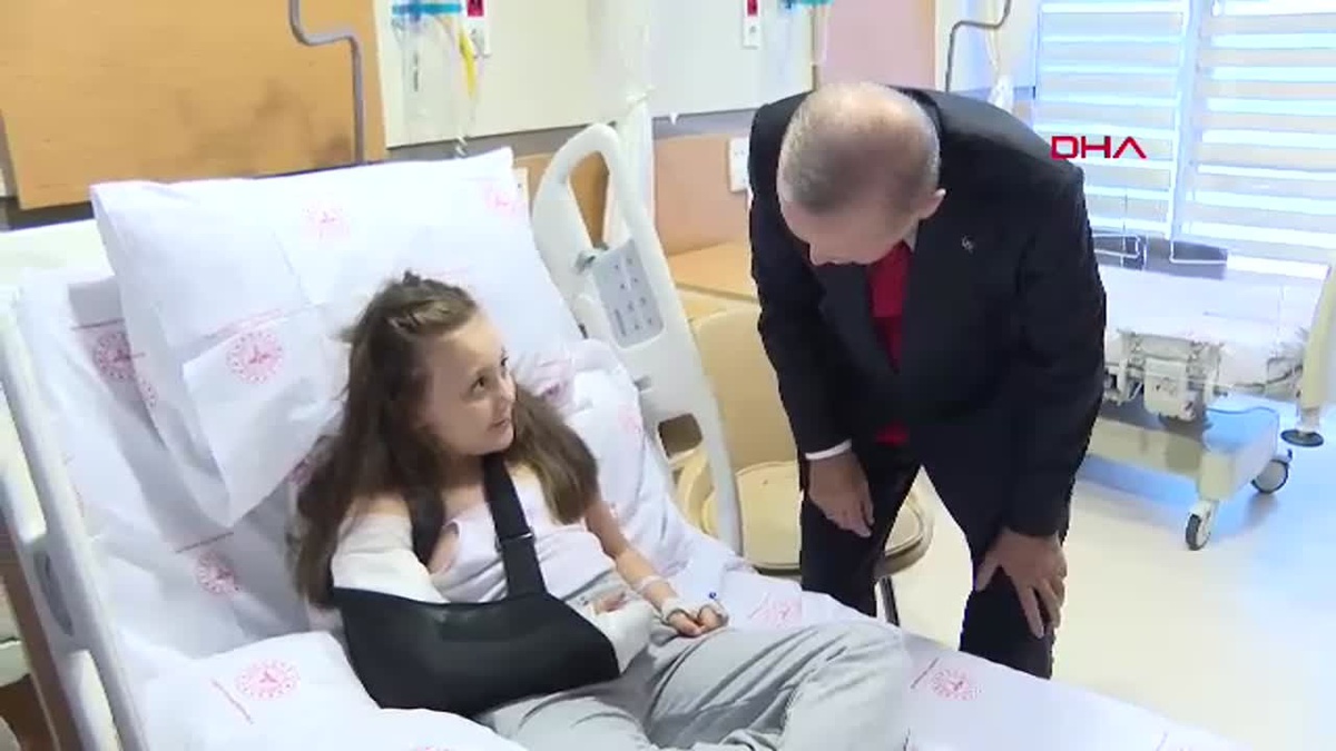 Cumhurbaşkanı Erdoğan, trafik kazasında yaralanan öğrencileri tedavi gördükleri hastanede ziyaret etti